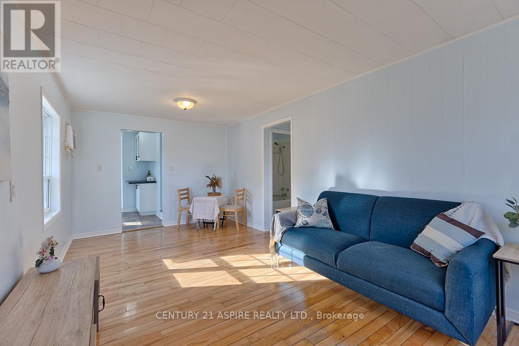 208 Golf Course Road, Laurentian Valley, ON - Indoor Photo Showing Living Room