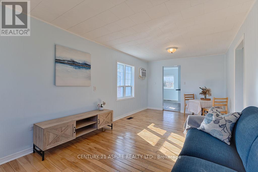 208 Golf Course Road, Laurentian Valley, ON - Indoor Photo Showing Living Room