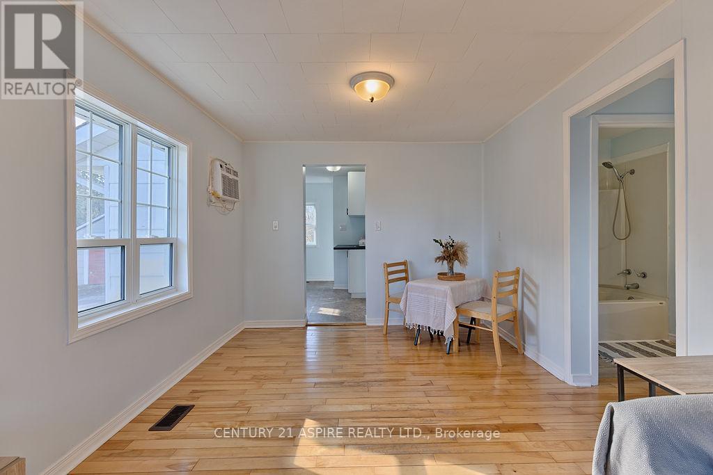 208 Golf Course Road, Laurentian Valley, ON - Indoor Photo Showing Other Room