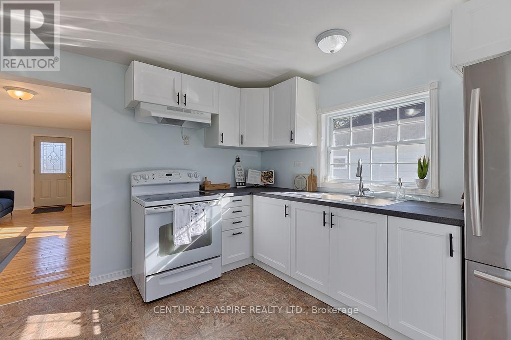 208 Golf Course Road, Laurentian Valley, ON - Indoor Photo Showing Kitchen