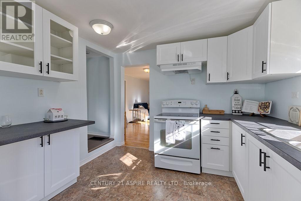 208 Golf Course Road, Laurentian Valley, ON - Indoor Photo Showing Kitchen