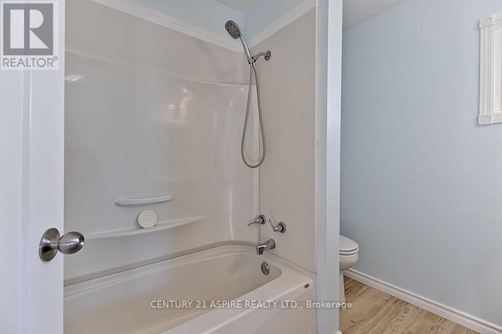 208 Golf Course Road, Laurentian Valley, ON - Indoor Photo Showing Bathroom