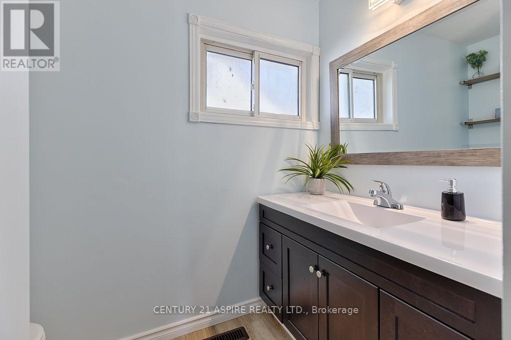 208 Golf Course Road, Laurentian Valley, ON - Indoor Photo Showing Bathroom