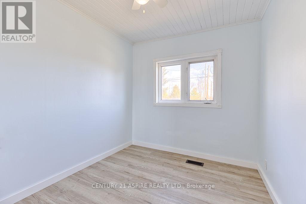208 Golf Course Road, Laurentian Valley, ON - Indoor Photo Showing Other Room