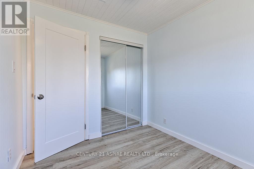 208 Golf Course Road, Laurentian Valley, ON - Indoor Photo Showing Other Room