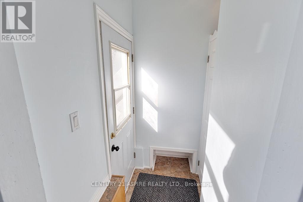 208 Golf Course Road, Laurentian Valley, ON - Indoor Photo Showing Other Room