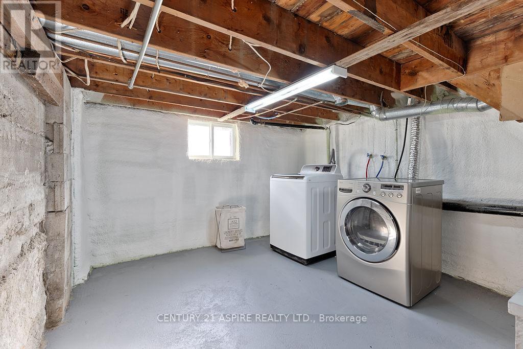 208 Golf Course Road, Laurentian Valley, ON - Indoor Photo Showing Laundry Room
