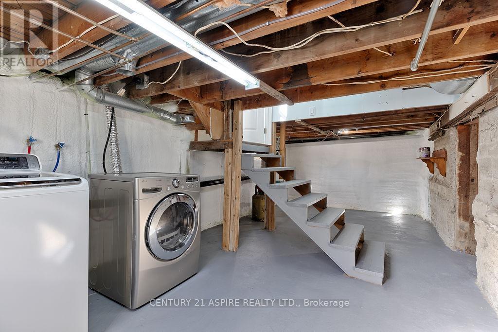 208 Golf Course Road, Laurentian Valley, ON - Indoor Photo Showing Laundry Room