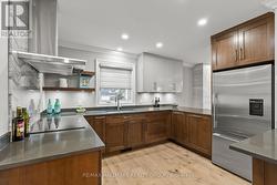Note stainless steel appliances and custom blinds. -