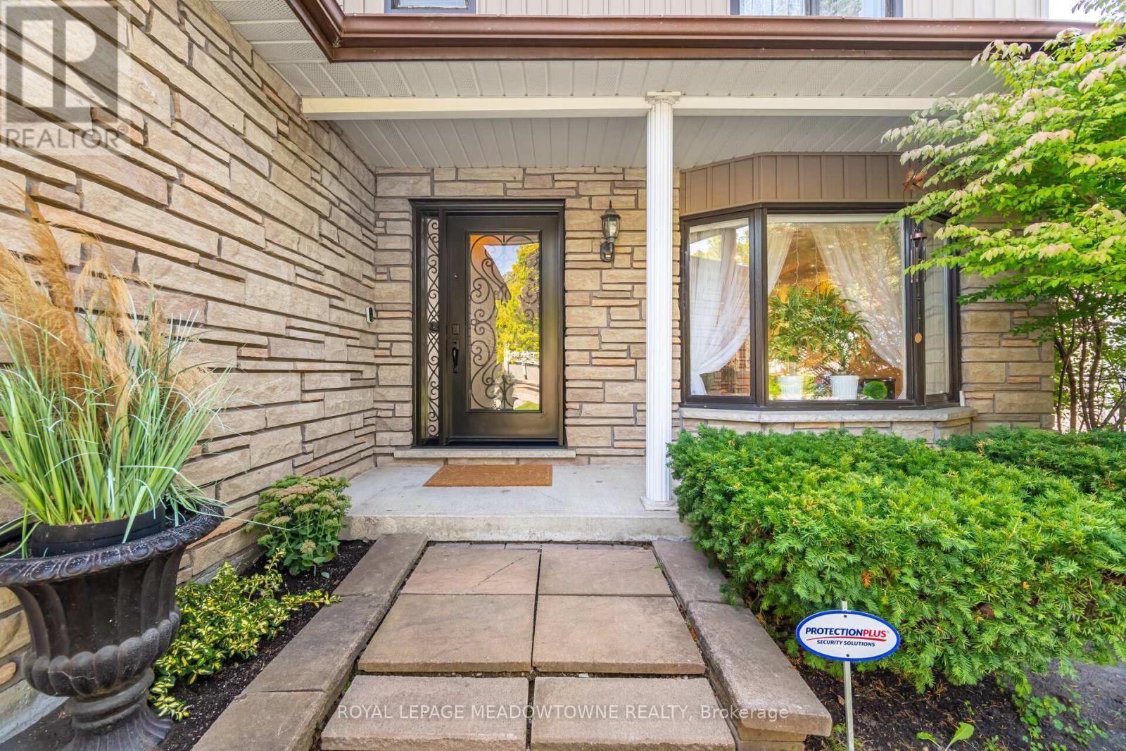 6 Hollis Crescent, East Gwillimbury, ON - Outdoor