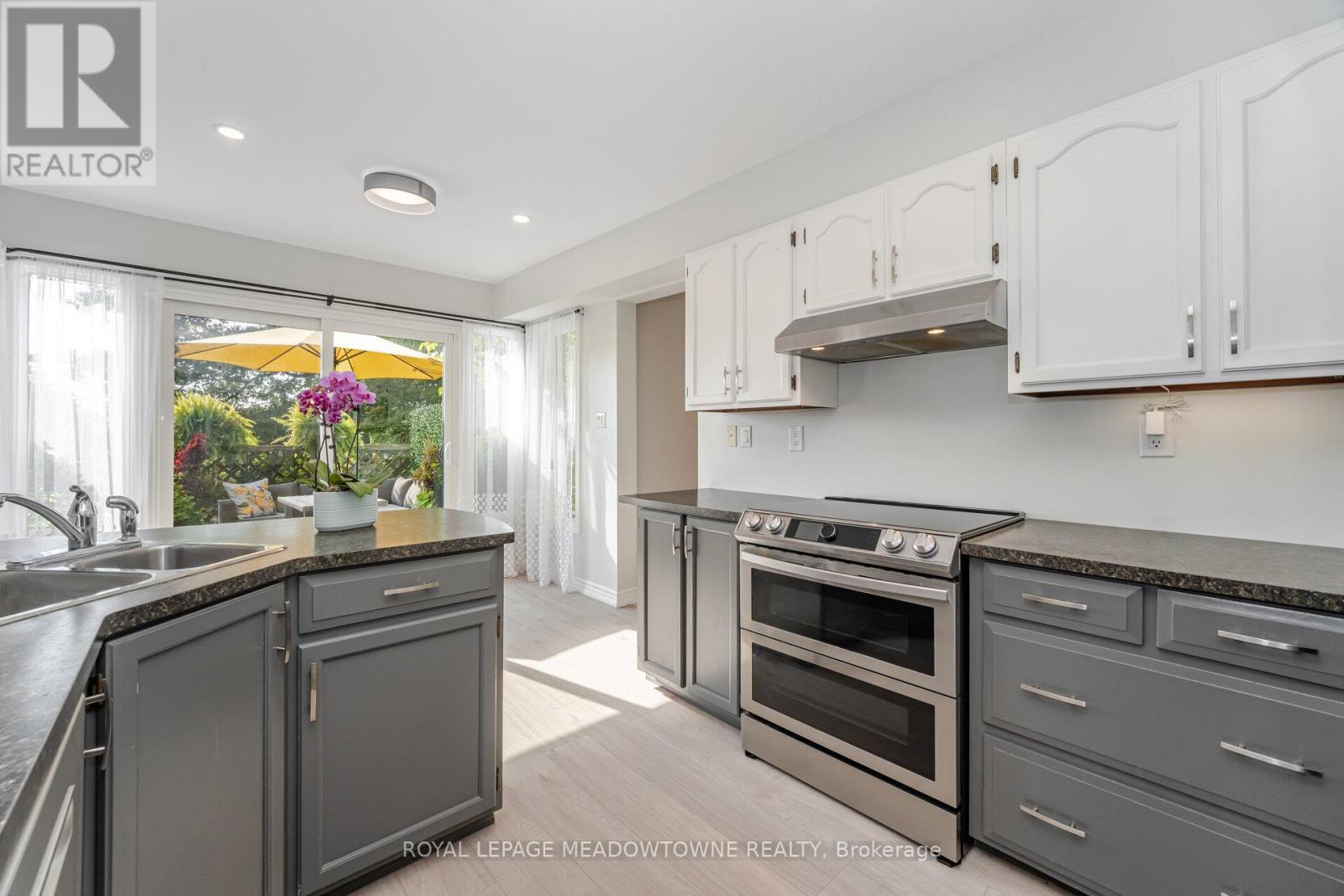 6 Hollis Crescent, East Gwillimbury, ON - Indoor Photo Showing Kitchen With Double Sink