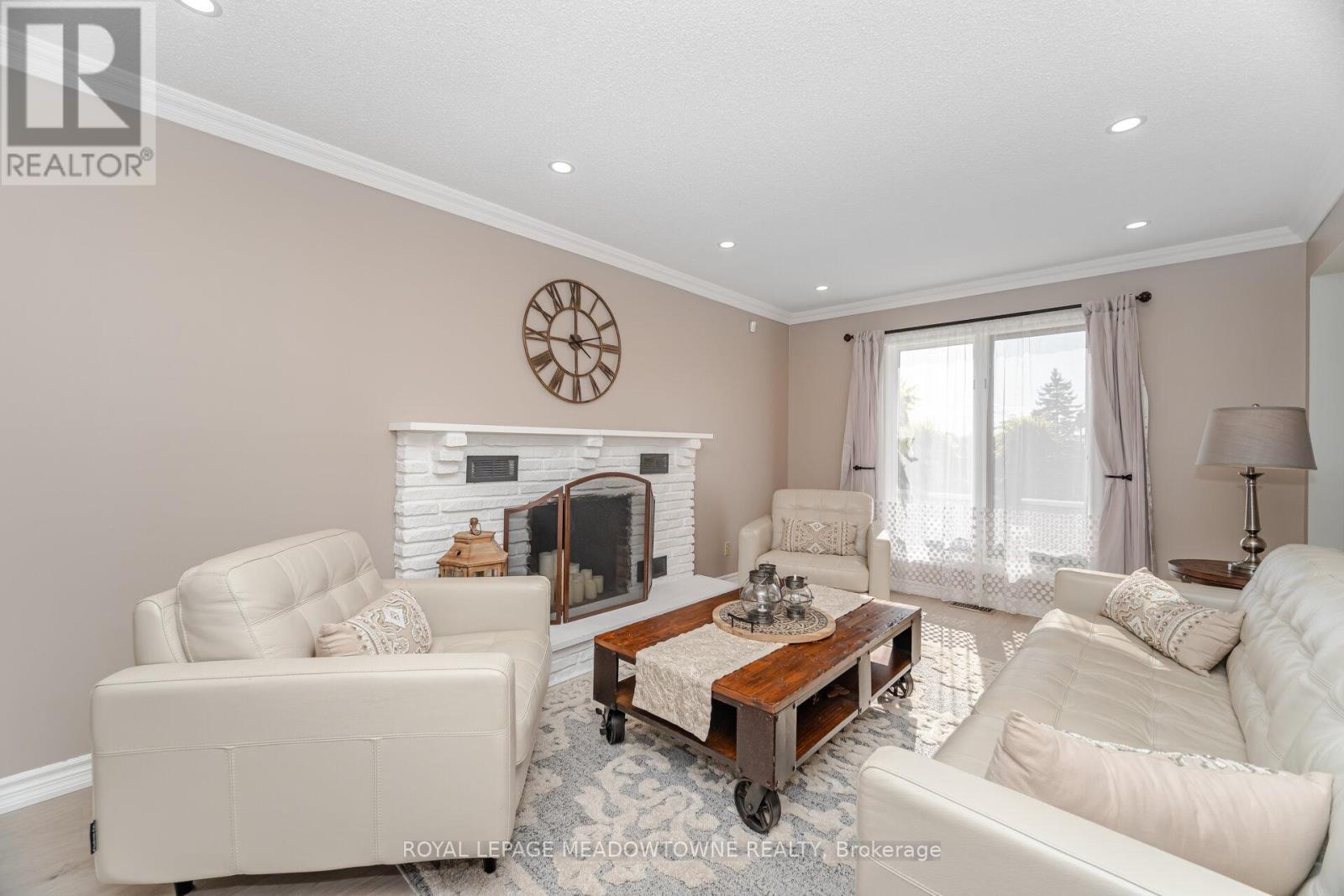 6 Hollis Crescent, East Gwillimbury, ON - Indoor Photo Showing Living Room With Fireplace