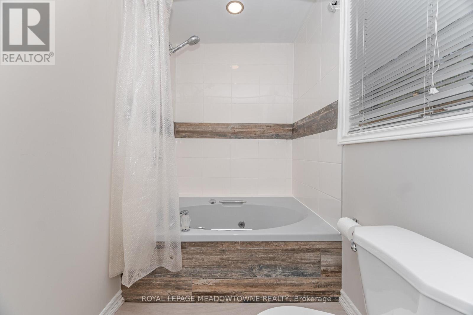 6 Hollis Crescent, East Gwillimbury, ON - Indoor Photo Showing Bathroom