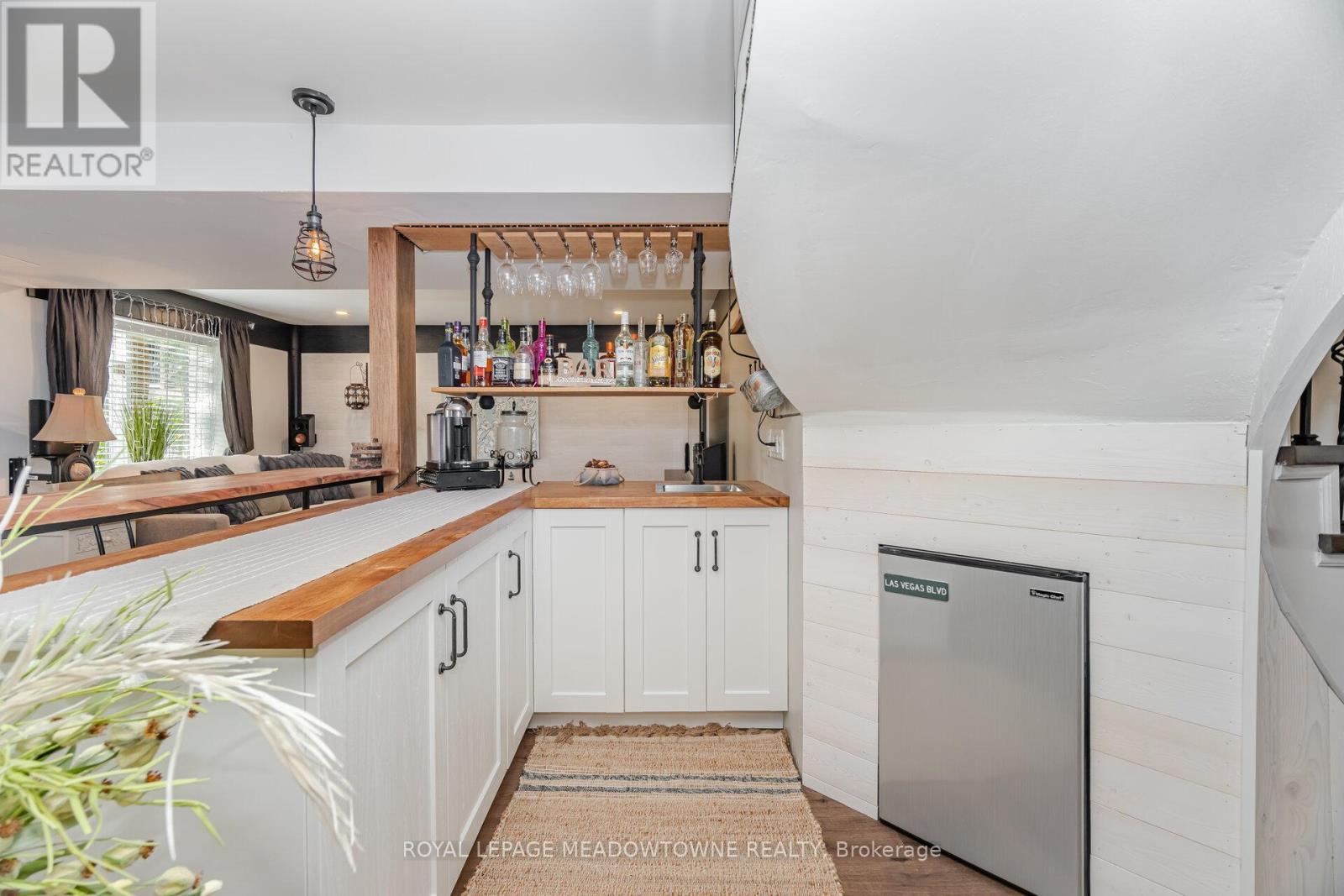 6 Hollis Crescent, East Gwillimbury, ON - Indoor Photo Showing Kitchen