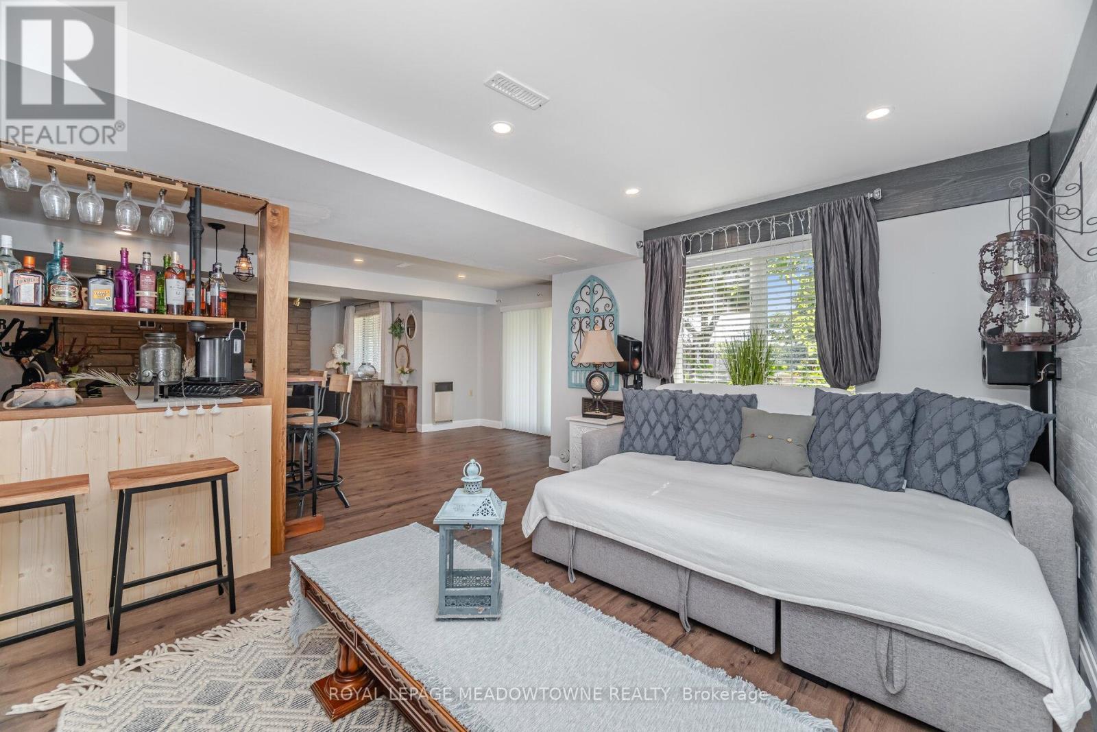 6 Hollis Crescent, East Gwillimbury, ON - Indoor Photo Showing Living Room