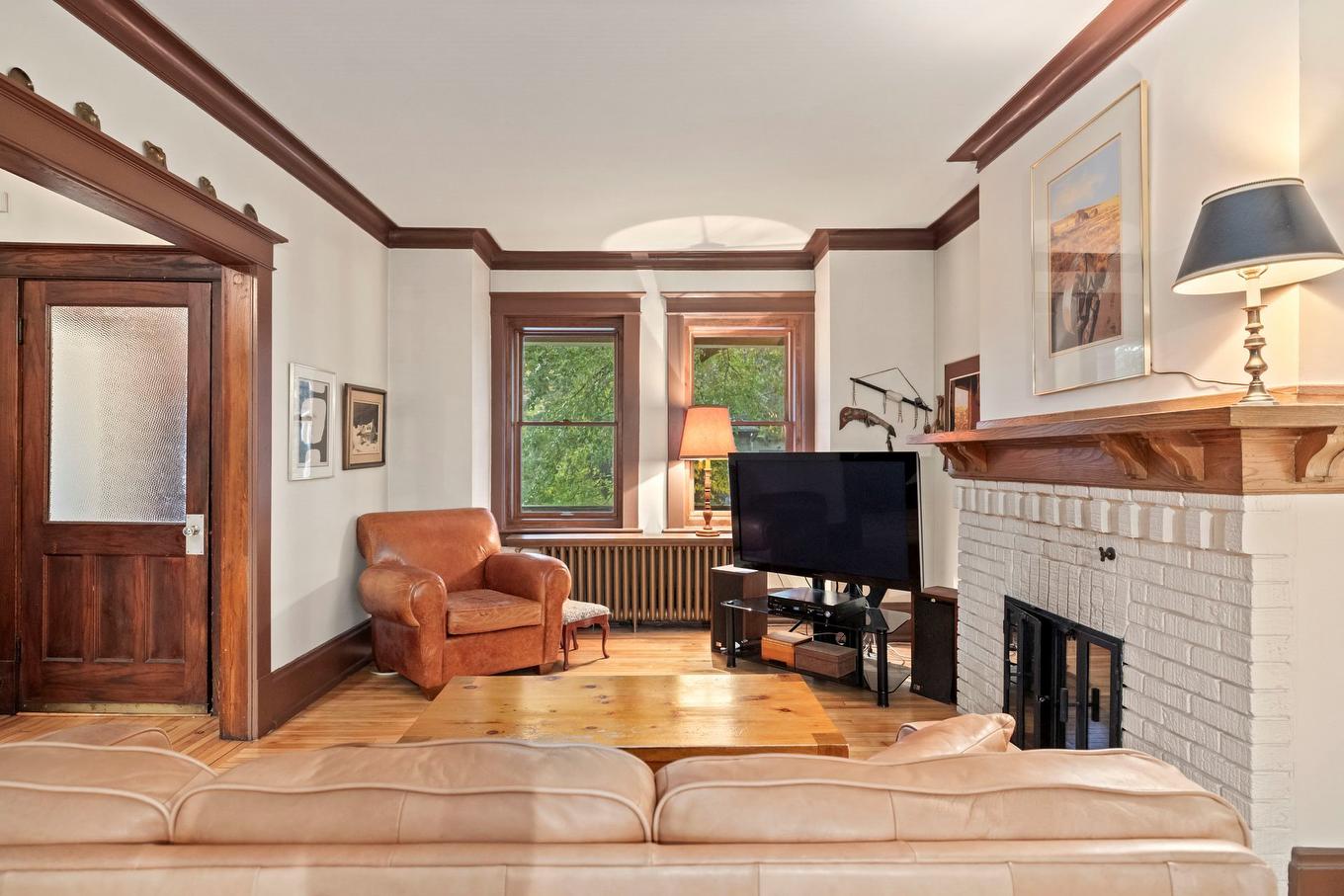 Salon - 4242 Av. Beaconsfield, Montréal (Côte-Des-Neiges/Notre-Dame-De-Grâce), QC - Indoor With Fireplace