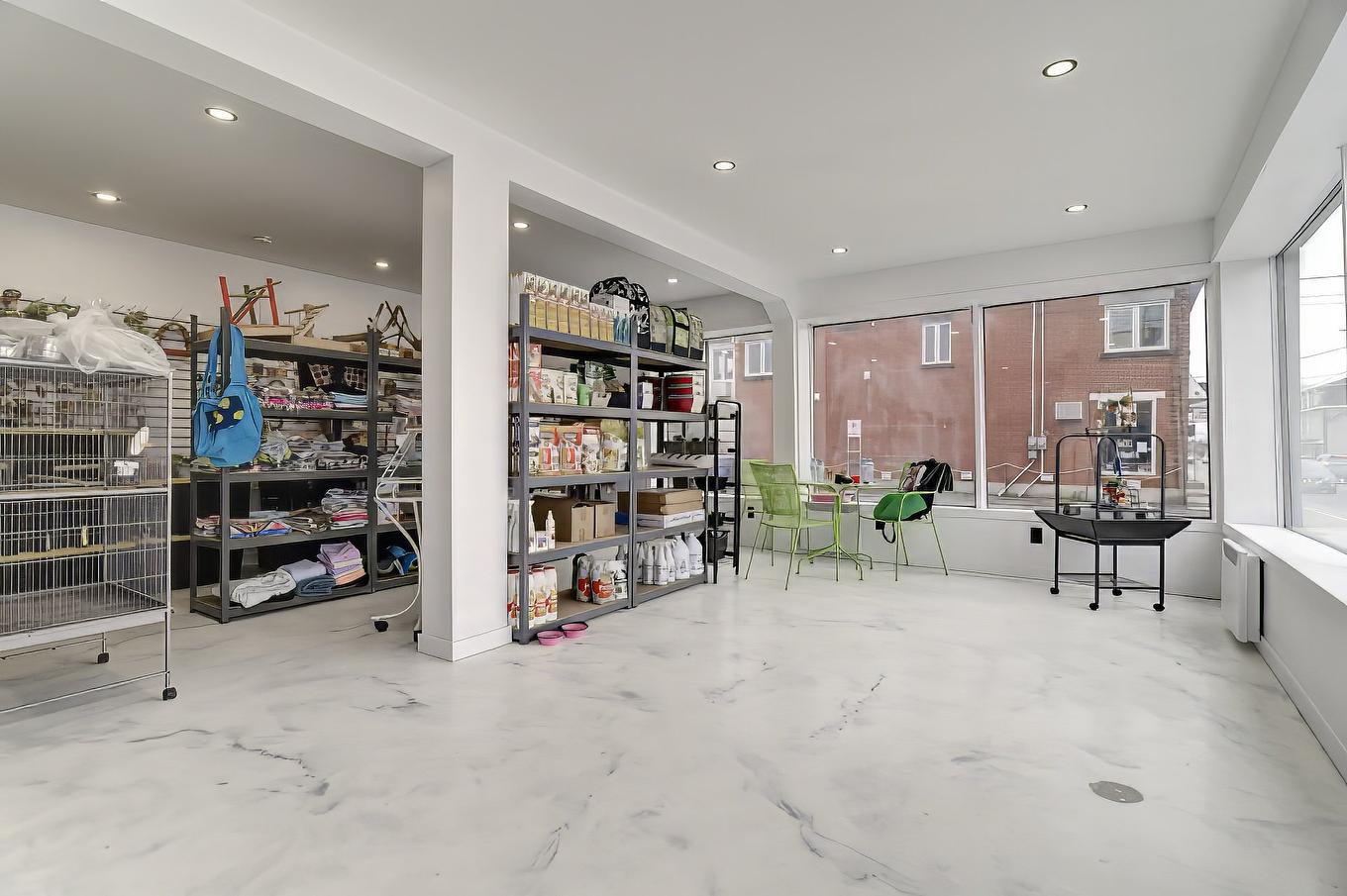 Commerce - 775 Rue St-Isidore, Saint-Lin/Laurentides, QC - Indoor