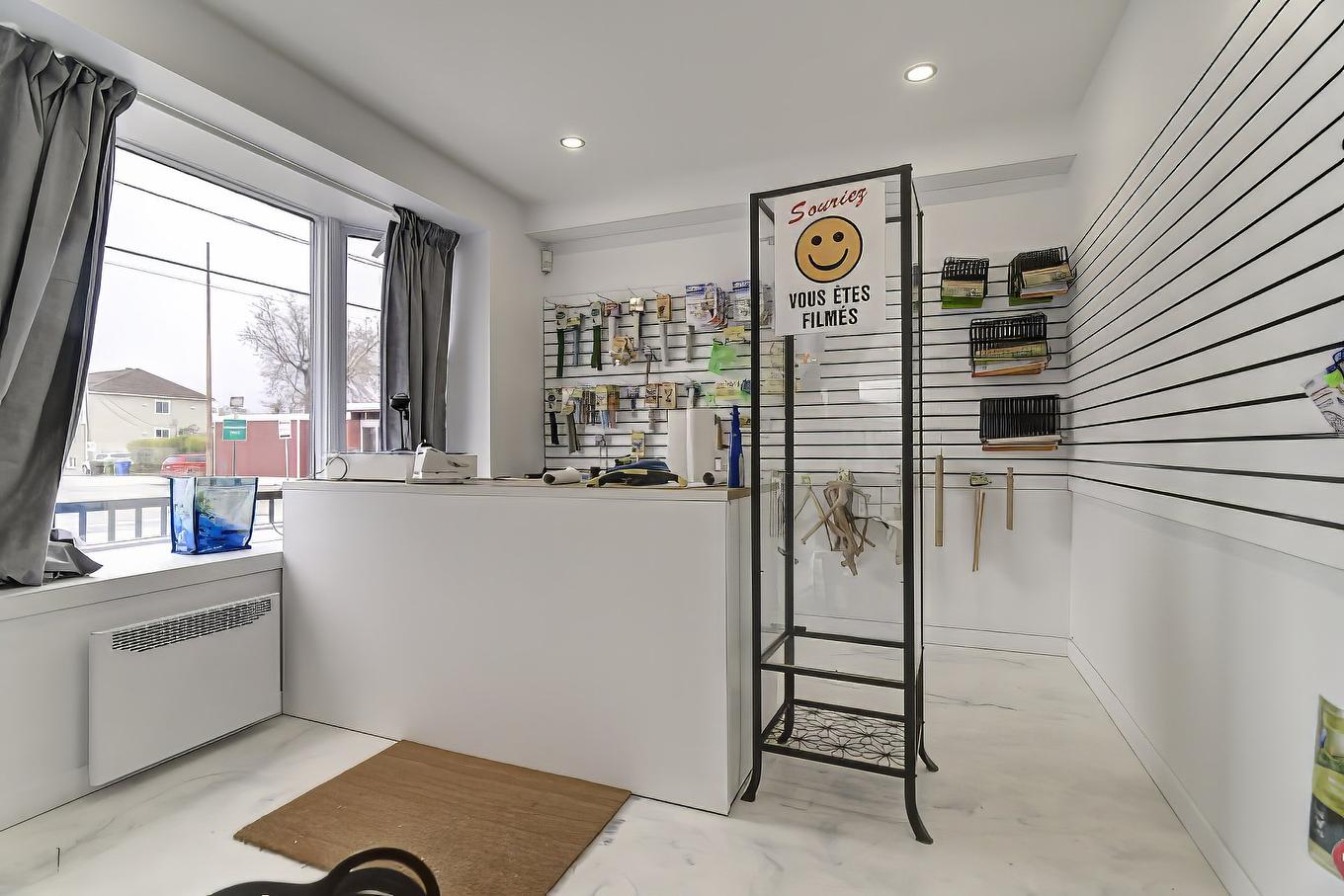 Commerce - 775 Rue St-Isidore, Saint-Lin/Laurentides, QC - Indoor