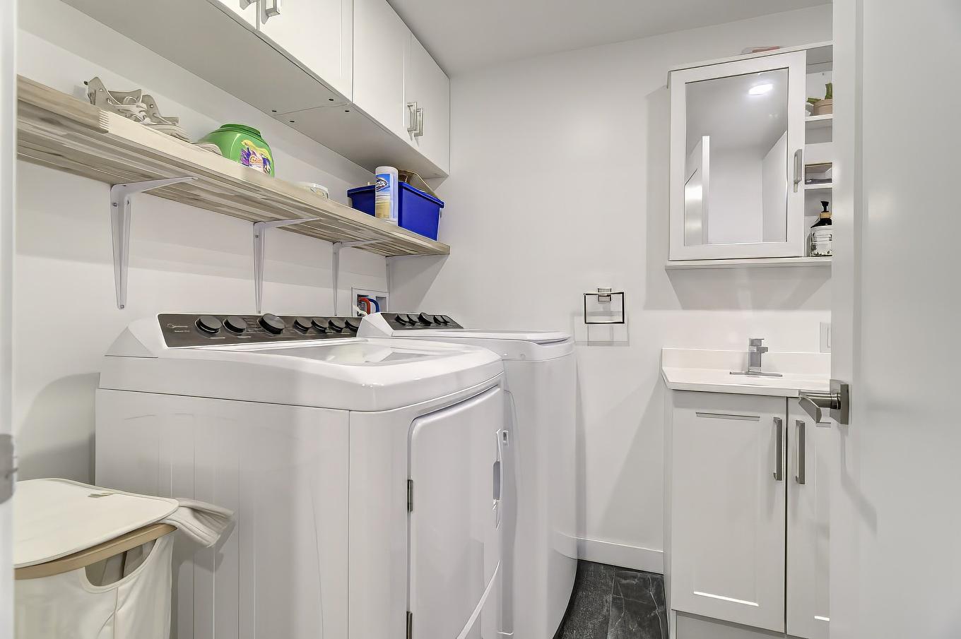 Salle de bains - 775 Rue St-Isidore, Saint-Lin/Laurentides, QC - Indoor Photo Showing Laundry Room