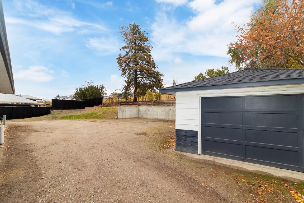 4829 Lakeshore Road, Kelowna, BC - Outdoor