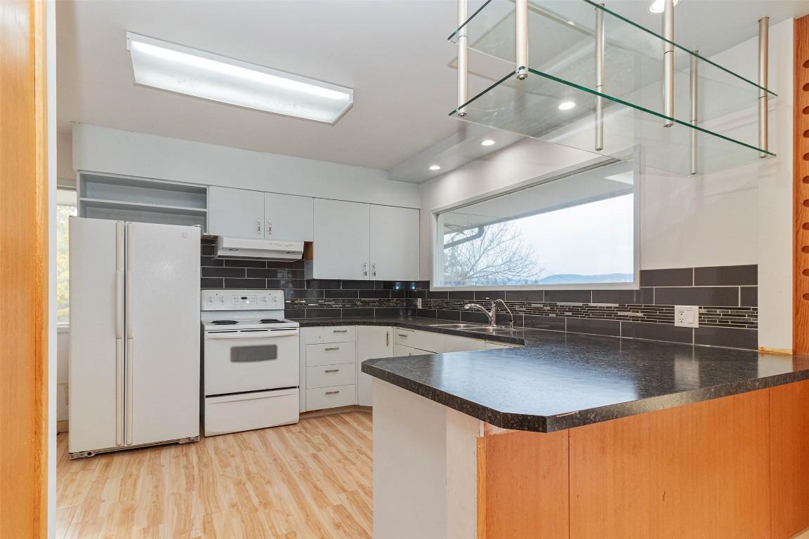 4829 Lakeshore Road, Kelowna, BC - Indoor Photo Showing Kitchen