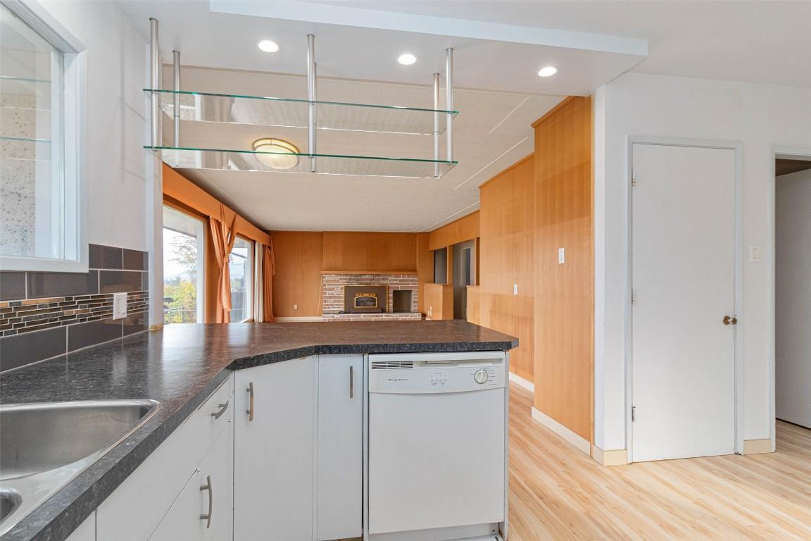 4829 Lakeshore Road, Kelowna, BC - Indoor Photo Showing Kitchen