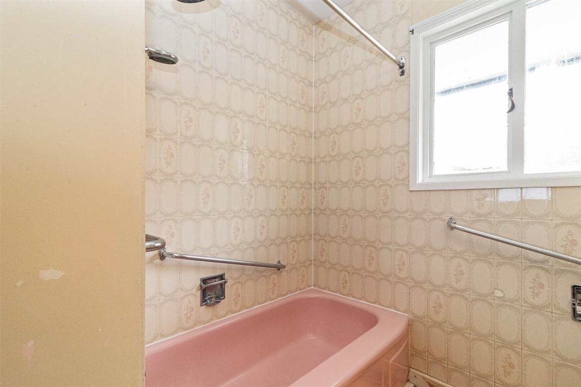 4829 Lakeshore Road, Kelowna, BC - Indoor Photo Showing Bathroom