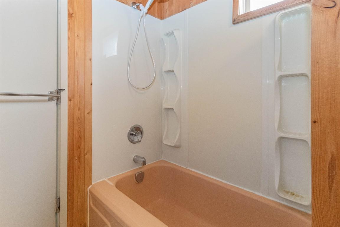 4829 Lakeshore Road, Kelowna, BC - Indoor Photo Showing Bathroom