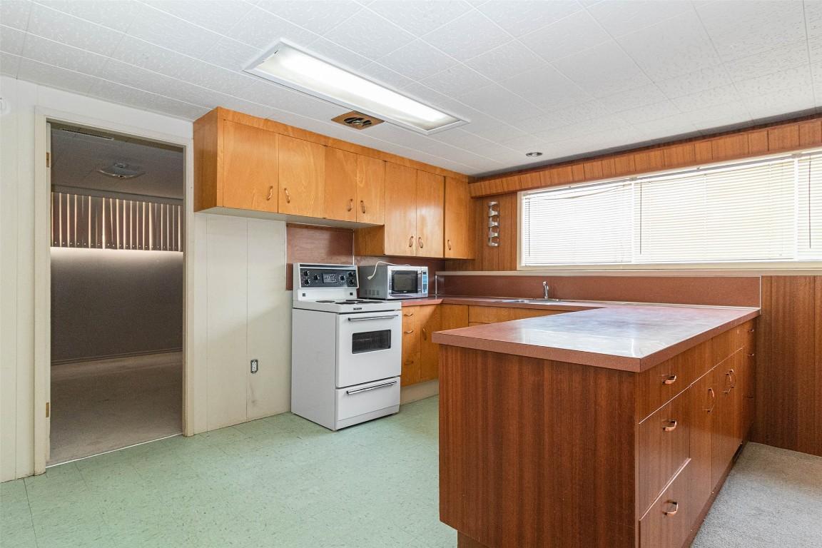4829 Lakeshore Road, Kelowna, BC - Indoor Photo Showing Kitchen