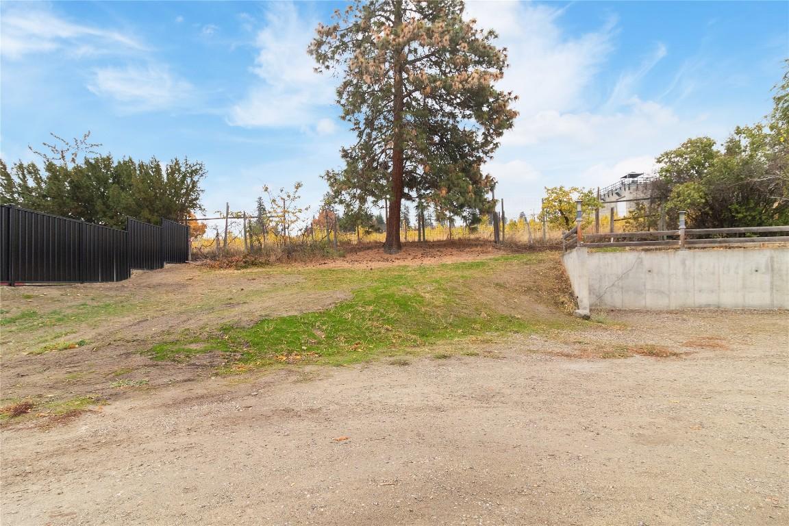 4829 Lakeshore Road, Kelowna, BC - Outdoor