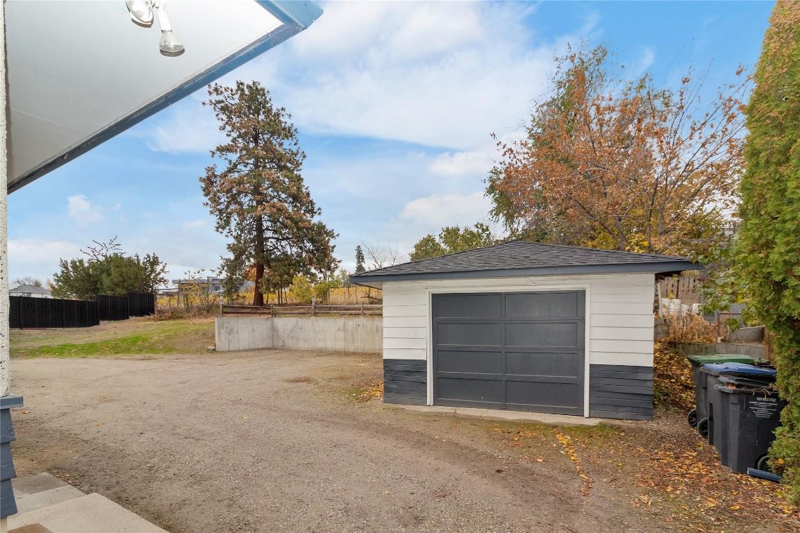 4829 Lakeshore Road, Kelowna, BC - Outdoor