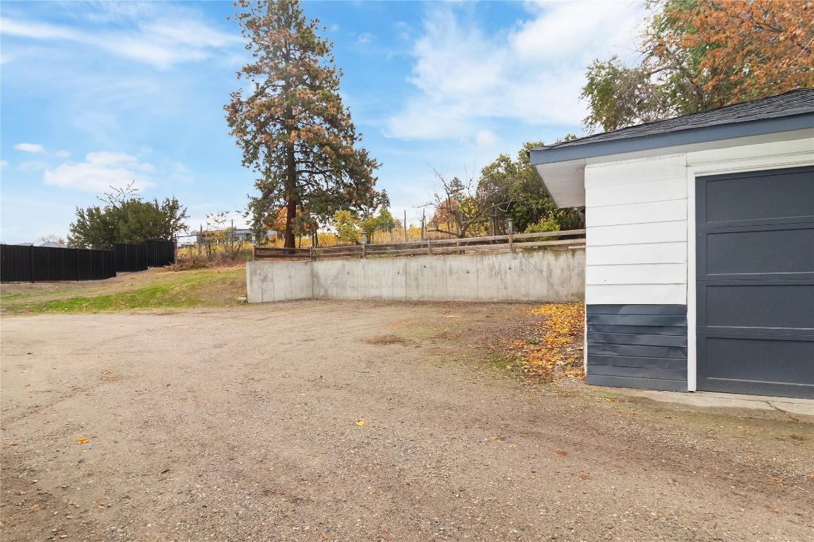 4829 Lakeshore Road, Kelowna, BC - Outdoor