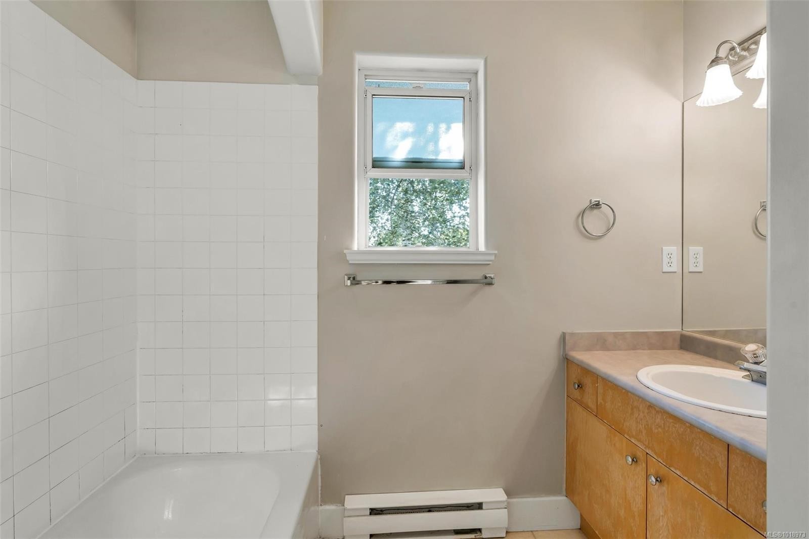 8-2633 Shelbourne St, Victoria, BC