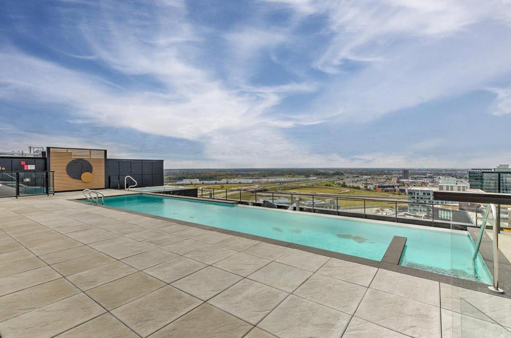 - 413-505 Rue De L'Escale, Brossard, QC - Outdoor With In Ground Pool With View