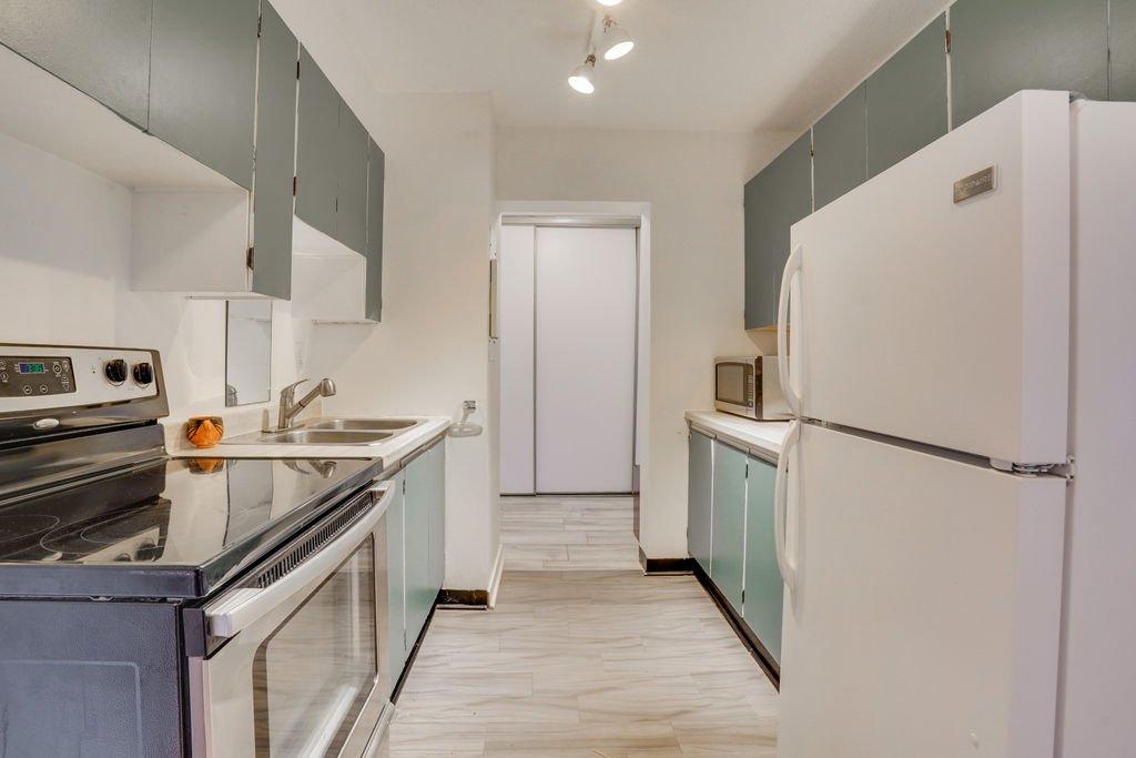 Cuisine - 303-285 Rue Laurier, Gatineau (Hull), QC - Indoor Photo Showing Kitchen With Double Sink