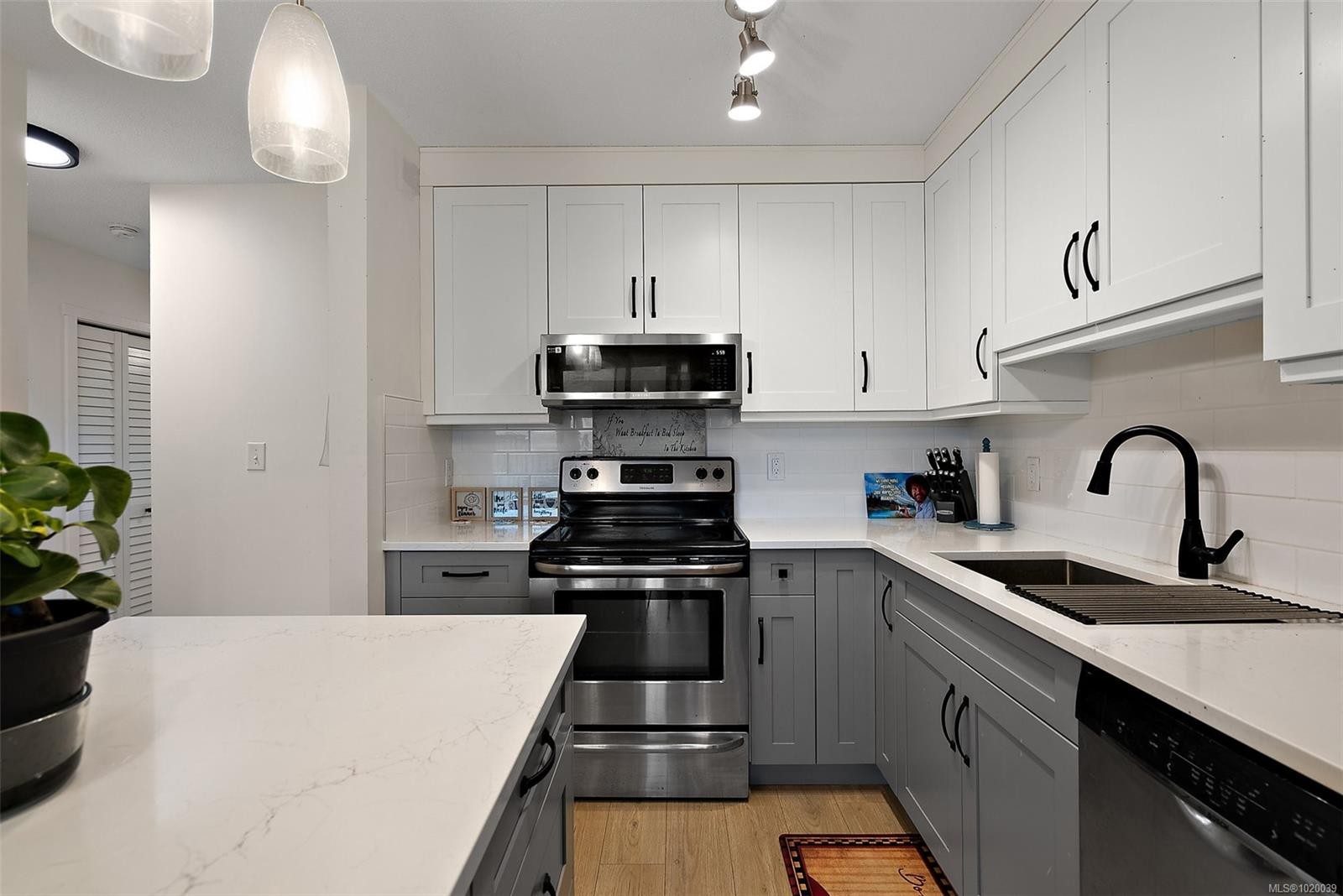 213-1991 Kaltasin Rd, Sooke, BC - Indoor Photo Showing Kitchen With Upgraded Kitchen