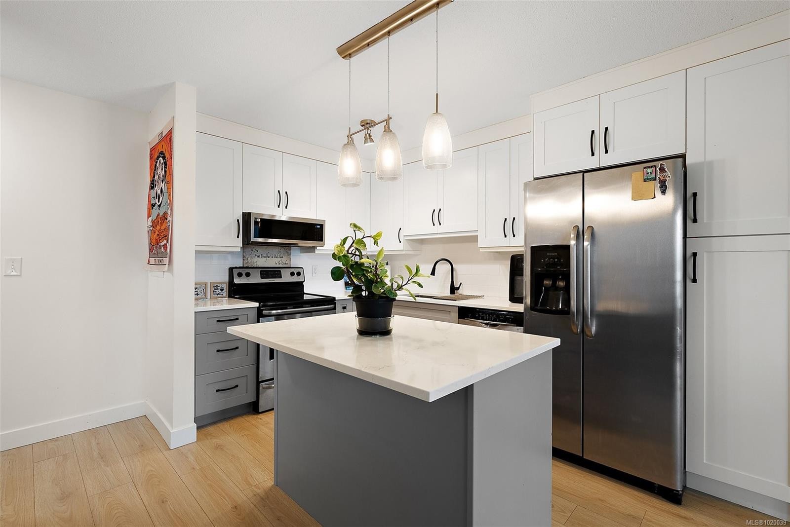 213-1991 Kaltasin Rd, Sooke, BC - Indoor Photo Showing Kitchen With Upgraded Kitchen