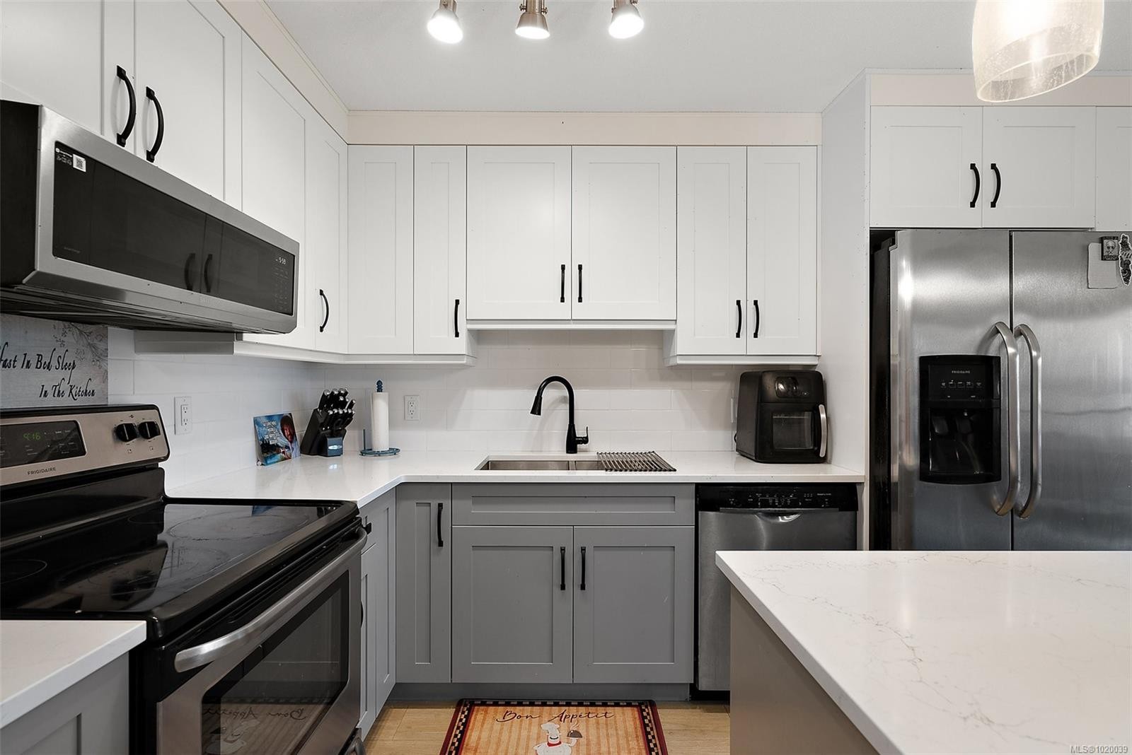 213-1991 Kaltasin Rd, Sooke, BC - Indoor Photo Showing Kitchen With Upgraded Kitchen