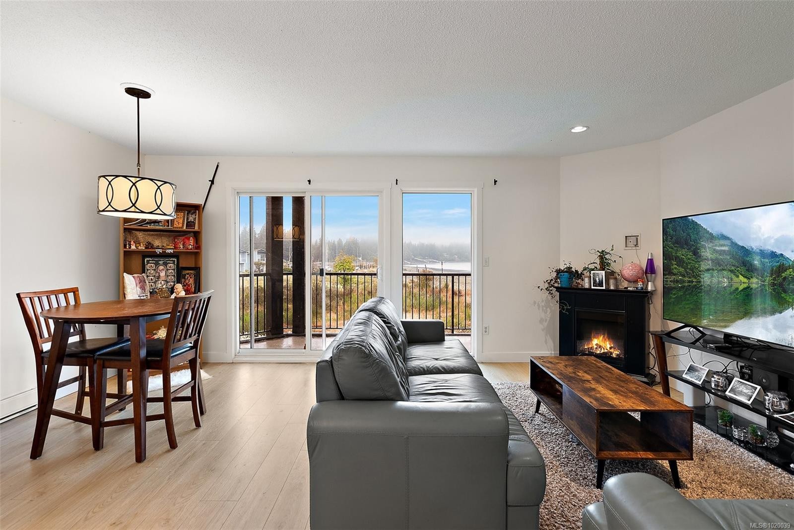 213-1991 Kaltasin Rd, Sooke, BC - Indoor Photo Showing Living Room