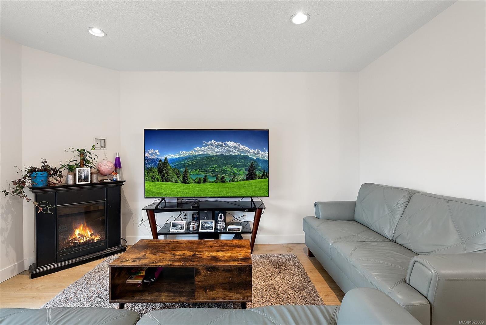 213-1991 Kaltasin Rd, Sooke, BC - Indoor Photo Showing Living Room With Fireplace