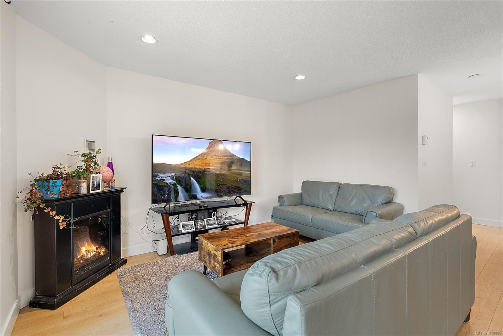 213-1991 Kaltasin Rd, Sooke, BC - Indoor Photo Showing Living Room With Fireplace