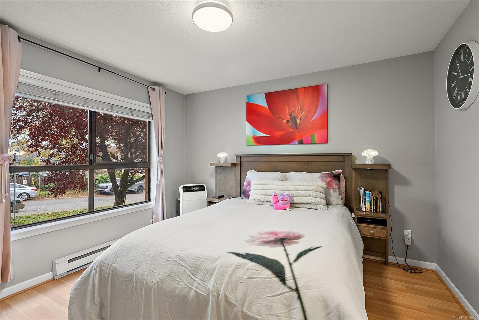 202-7 Gorge Rd West, Saanich, BC - Indoor Photo Showing Bedroom