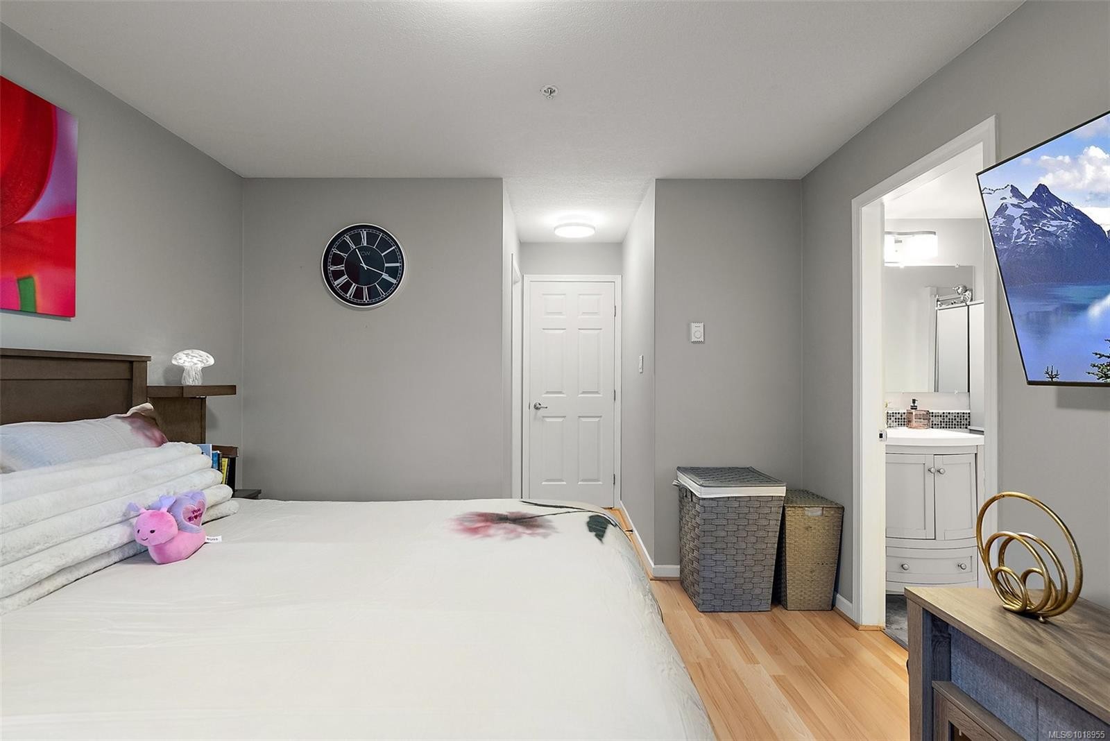 202-7 Gorge Rd West, Saanich, BC - Indoor Photo Showing Bedroom