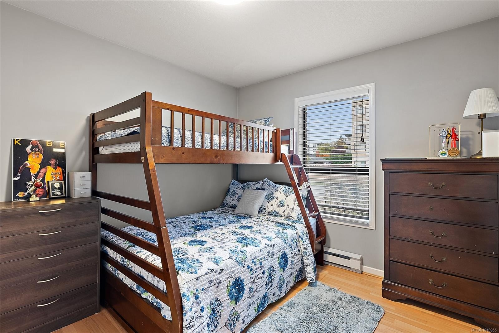 202-7 Gorge Rd West, Saanich, BC - Indoor Photo Showing Bedroom
