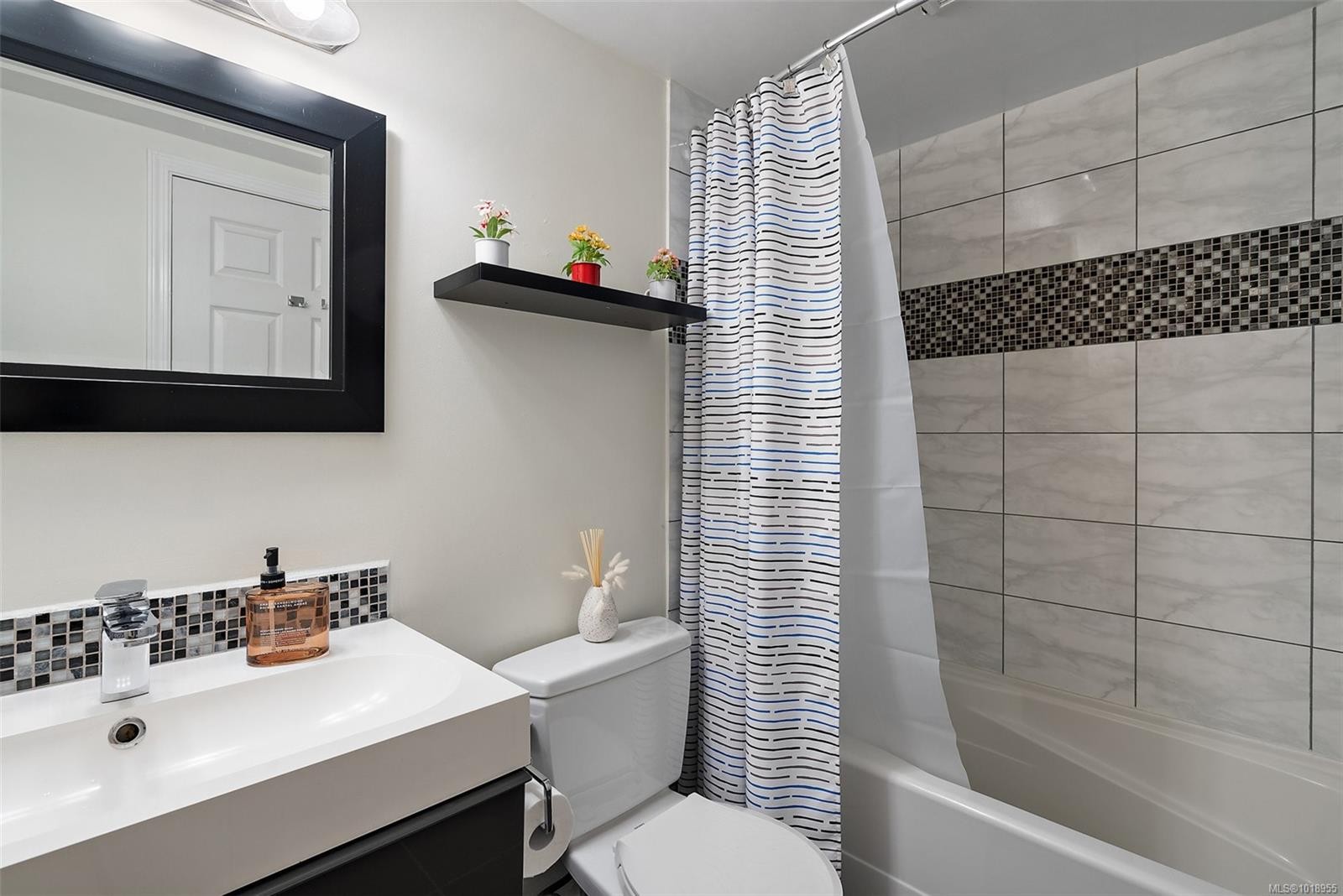 202-7 Gorge Rd West, Saanich, BC - Indoor Photo Showing Bathroom