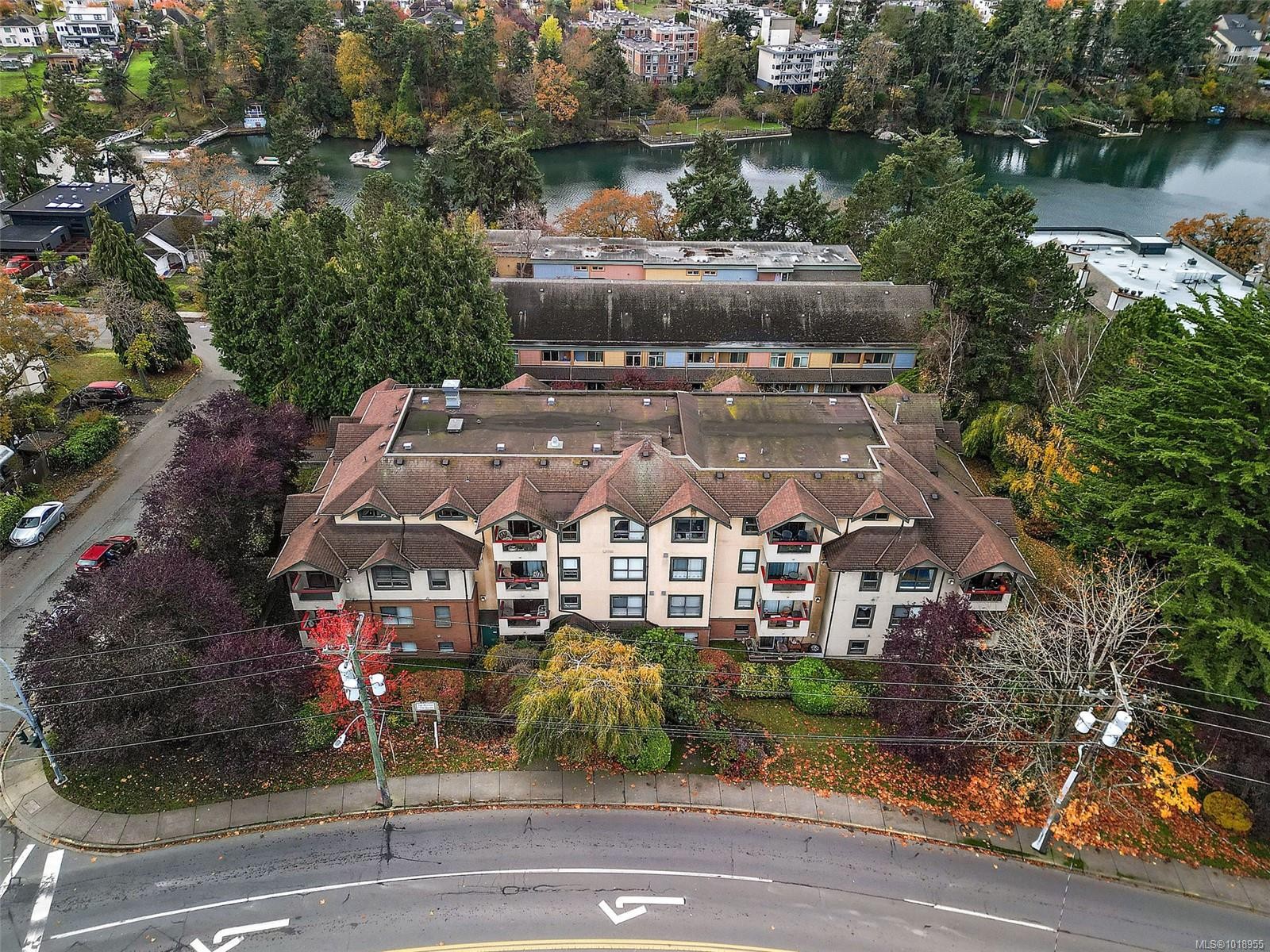 202-7 Gorge Rd West, Saanich, BC - Outdoor