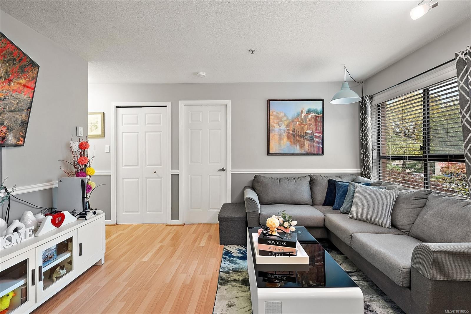 202-7 Gorge Rd West, Saanich, BC - Indoor Photo Showing Living Room