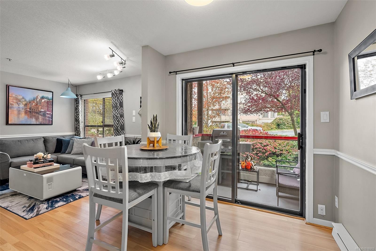 202-7 Gorge Rd West, Saanich, BC - Indoor Photo Showing Dining Room
