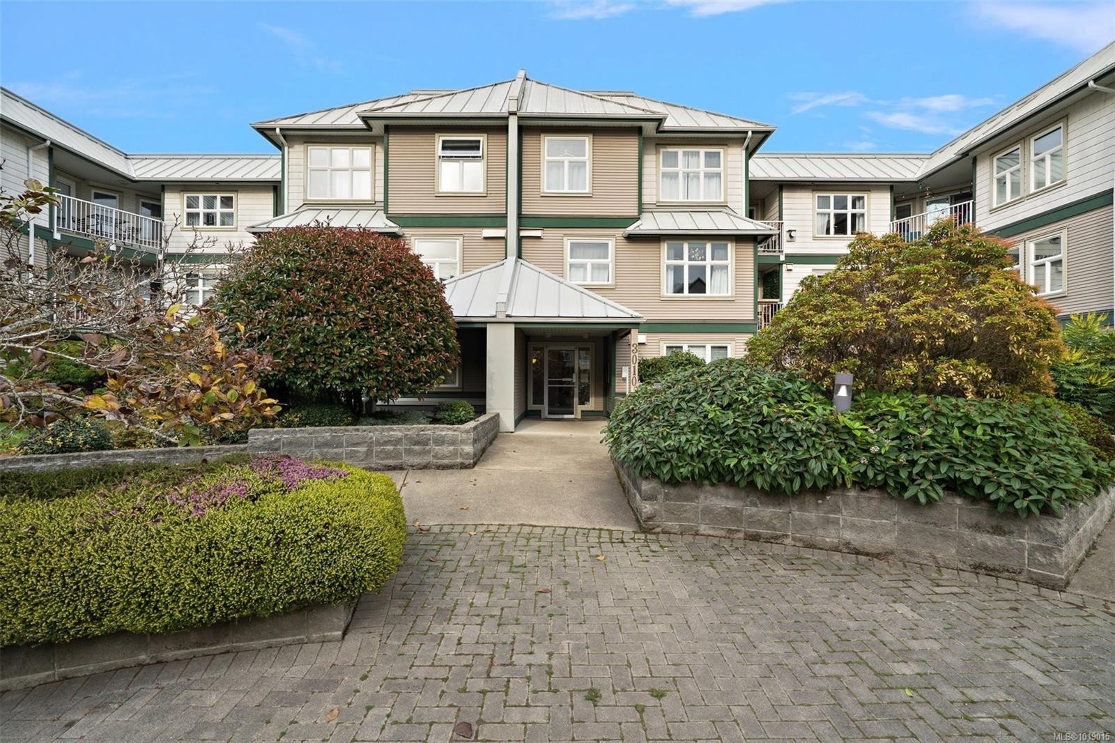 311-3010 Washington Ave, Victoria, BC - Outdoor