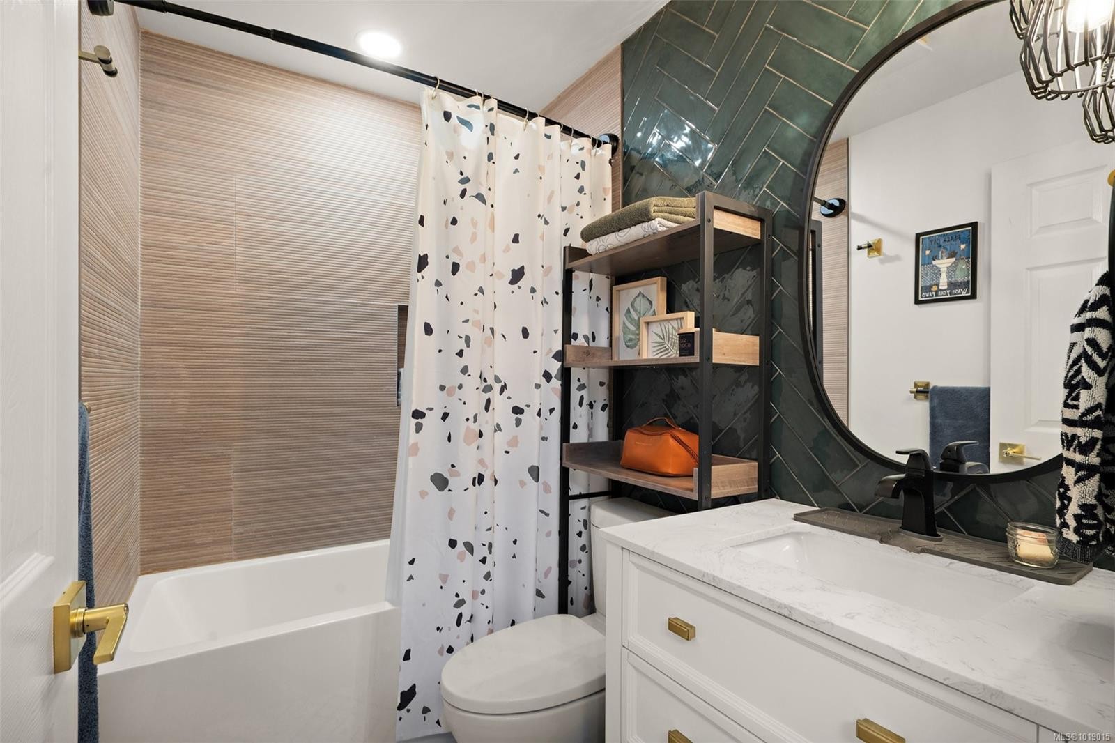 311-3010 Washington Ave, Victoria, BC - Indoor Photo Showing Bathroom